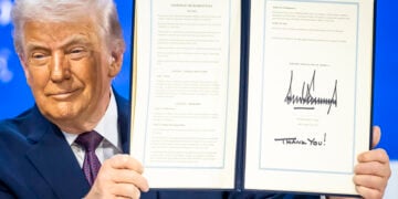 Ο Ντόναλντ Τραμπ με τον καταστατικό χάρτη του «Συμβουλίου Ειρήνης». Νταβός, 22 Ιανουαρίου 2026 (φωτ.: EPA / Gian Ehrenzeller)