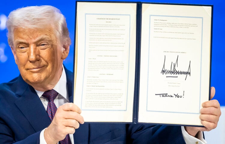 Ο Ντόναλντ Τραμπ με τον καταστατικό χάρτη του «Συμβουλίου Ειρήνης». Νταβός, 22 Ιανουαρίου 2026 (φωτ.: EPA / Gian Ehrenzeller)
