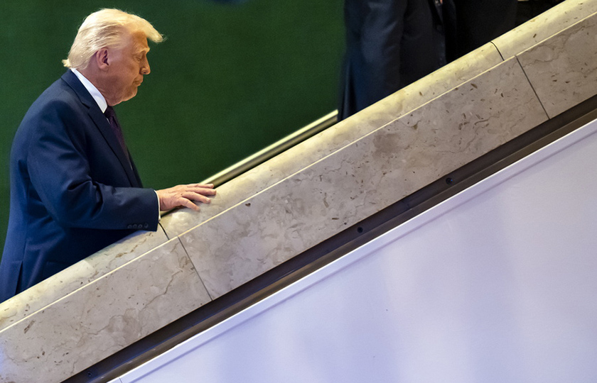 Ο Ντόναλντ Τραμπ αποχωρώντας μετά την ομιλία του στο Οικονομικό Φόρουμ στο Νταβός, την Πέμπτη 22 Ιανουαρίου (φωτ.: EPA / Gian Ehrenzeller)