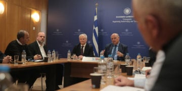 Από τη συνάντηση του Κ. Τσιάρα με εκπροσώπους των μπλόκων (φωτ.: ΑΠΕ-ΜΠΕ / Αλέξανδρος Βλάχος)