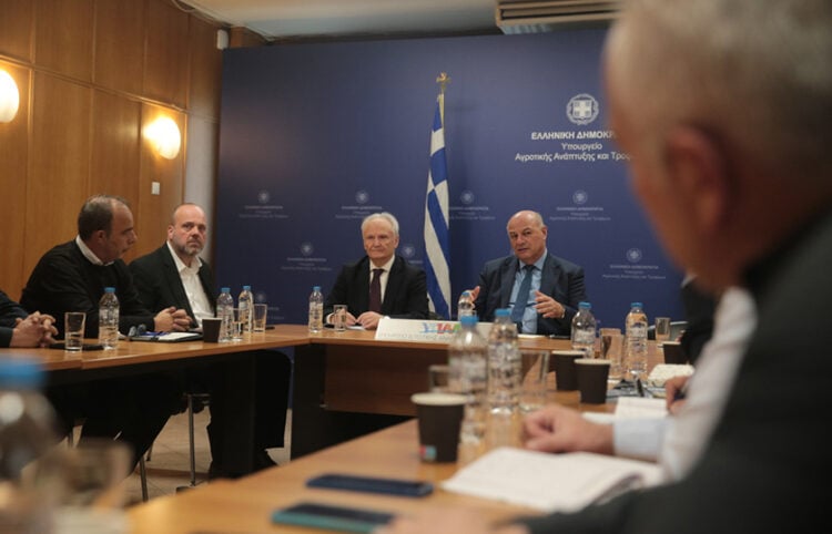 Από τη συνάντηση του Κ. Τσιάρα με εκπροσώπους των μπλόκων (φωτ.: ΑΠΕ-ΜΠΕ / Αλέξανδρος Βλάχος)