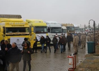 Μέλη ΜΚΟ μπροστά στα φορτηγά με την ανθρωπιστική βοήθεια τα οποία ακινητοποίησαν οι τουρκικές αστυνομικές δυνάμεις (φωτ.: Χ/Diyarbakır Kent Koruma ve Dayanışma Platformu)