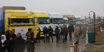 Μέλη ΜΚΟ μπροστά στα φορτηγά με την ανθρωπιστική βοήθεια τα οποία ακινητοποίησαν οι τουρκικές αστυνομικές δυνάμεις (φωτ.: Χ/Diyarbakır Kent Koruma ve Dayanışma Platformu)