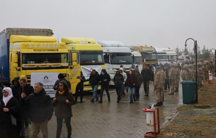 Μέλη ΜΚΟ μπροστά στα φορτηγά με την ανθρωπιστική βοήθεια τα οποία ακινητοποίησαν οι τουρκικές αστυνομικές δυνάμεις (φωτ.: Χ/Diyarbakır Kent Koruma ve Dayanışma Platformu)