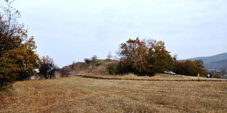 Ο Τύμβος του Καραάγατς στην Αδριανούπολη δεσπόζει σε φυσικό ύψωμα (πηγή: Μουσείο Bilecik)