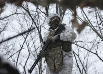 Ουκρανός στρατιώτης στην πρώτη γραμμή στην περιοχή του Ντόνετσκ (φωτ.: EPA/Oleg Movchaniuk)