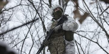 Ουκρανός στρατιώτης στην πρώτη γραμμή στην περιοχή του Ντόνετσκ (φωτ.: EPA/Oleg Movchaniuk)