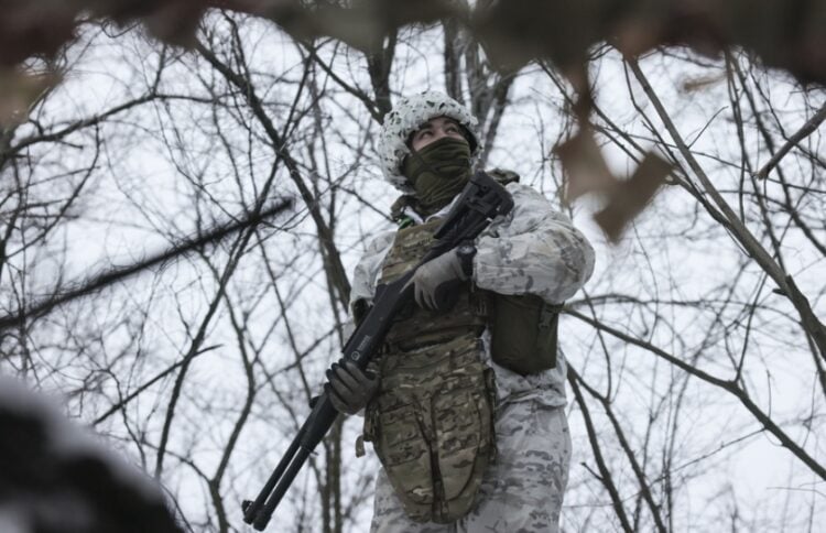 Ουκρανός στρατιώτης στην πρώτη γραμμή στην περιοχή του Ντόνετσκ (φωτ.: EPA/Oleg Movchaniuk)