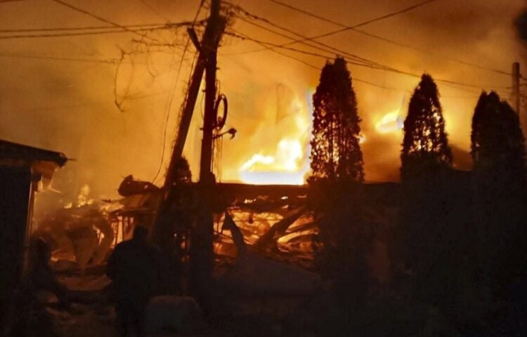 Ξενοδοχείο και καφέ στη Χερσώνα έχουν παραδοθεί στις φλόγες μετά από επίθεση ουκρανικών drones σε περιοχή που ελέγχουν οι ρωσικές δυνάμεις (φωτ.: ΕΡΑ/Κυβερνείο Χερσώνας)