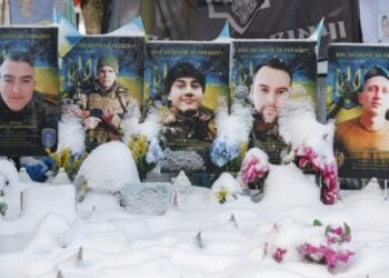 Τάφοι Ουκρανών που σκοτώθηκαν στη διάρκεια των πολεμικών επιχειρήσεων έχουν καλυφθεί από χιόνι στο Κίεβο (φωτ.: EPA/Sergey Dolzhenko)