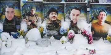 Τάφοι Ουκρανών που σκοτώθηκαν στη διάρκεια των πολεμικών επιχειρήσεων έχουν καλυφθεί από χιόνι στο Κίεβο (φωτ.: EPA/Sergey Dolzhenko)