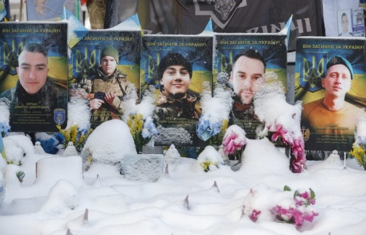 Τάφοι Ουκρανών που σκοτώθηκαν στη διάρκεια των πολεμικών επιχειρήσεων έχουν καλυφθεί από χιόνι στο Κίεβο (φωτ.: EPA/Sergey Dolzhenko)