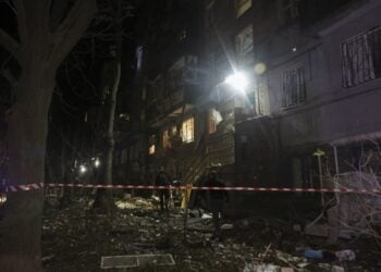 Διασώστες εργάζονται στο φως ενός προβολέα μετά βομβαρδισμό κτηρίου στη Ζαπορίζια (φωτ. αρχείου: EPA/Sergey Kozlov)