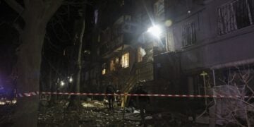 Διασώστες εργάζονται στο φως ενός προβολέα μετά βομβαρδισμό κτηρίου στη Ζαπορίζια (φωτ. αρχείου: EPA/Sergey Kozlov)