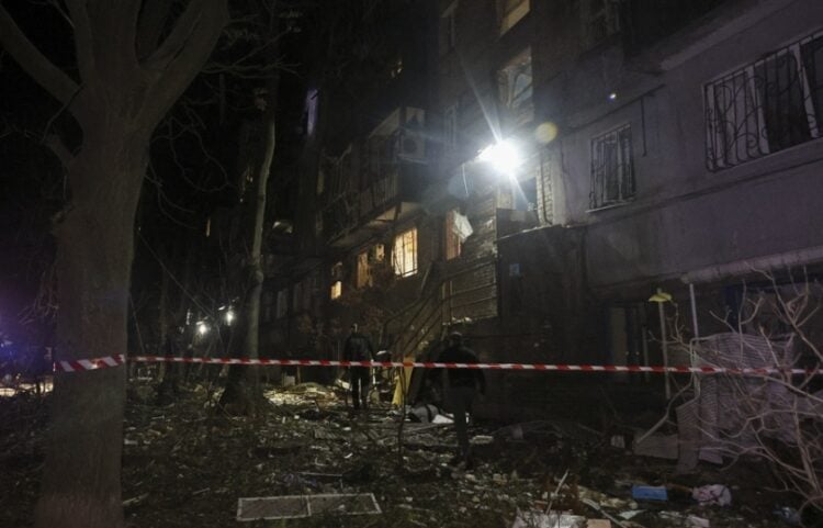 Διασώστες εργάζονται στο φως ενός προβολέα μετά βομβαρδισμό κτηρίου στη Ζαπορίζια (φωτ. αρχείου: EPA/Sergey Kozlov)