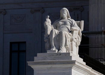 Από το εξωτερικό του Ανώτατου Δικαστηρίου των ΗΠΑ, στην Ουάσινγκτον (φωτ.: EPA / Will Oliver)