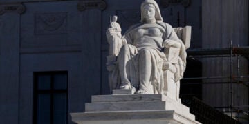 Από το εξωτερικό του Ανώτατου Δικαστηρίου των ΗΠΑ, στην Ουάσινγκτον (φωτ.: EPA / Will Oliver)