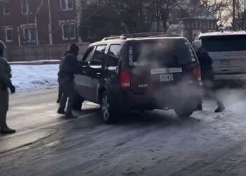 Στιγμιότυπο από το βίντεο δείχνει τους αστυνομικούς να έχουν προσεγγίσει το όχημα της άτυχης γυναίκας (φωτ.: glomex)