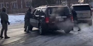 Στιγμιότυπο από το βίντεο δείχνει τους αστυνομικούς να έχουν προσεγγίσει το όχημα της άτυχης γυναίκας (φωτ.: glomex)