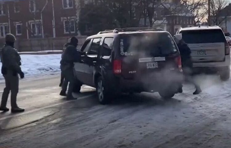 Στιγμιότυπο από το βίντεο δείχνει τους αστυνομικούς να έχουν προσεγγίσει το όχημα της άτυχης γυναίκας (φωτ.: glomex)