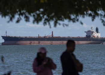 Δεξαμενόπλοιο στη λίμνη Μαρακαΐμπο στη Βενεζουέλα, τον Δεκέμβριο του 2025 (φωτ.: (EPA / Henry Chirinos)