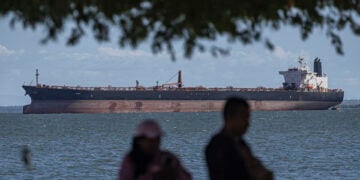 Δεξαμενόπλοιο στη λίμνη Μαρακαΐμπο στη Βενεζουέλα, τον Δεκέμβριο του 2025 (φωτ.: (EPA / Henry Chirinos)