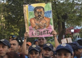 Πολίτες στο Μαρακαΐμπο της Βενεζουέλας διαδηλώνουν για την απελευθέρωση του Νικολάς Μαδούρο μετά τη σύλληψή του από τις ΗΠΑ (φωτ.: EPA/Henry Chirinos)