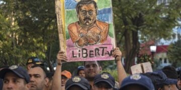 Πολίτες στο Μαρακαΐμπο της Βενεζουέλας διαδηλώνουν για την απελευθέρωση του Νικολάς Μαδούρο μετά τη σύλληψή του από τις ΗΠΑ (φωτ.: EPA/Henry Chirinos)