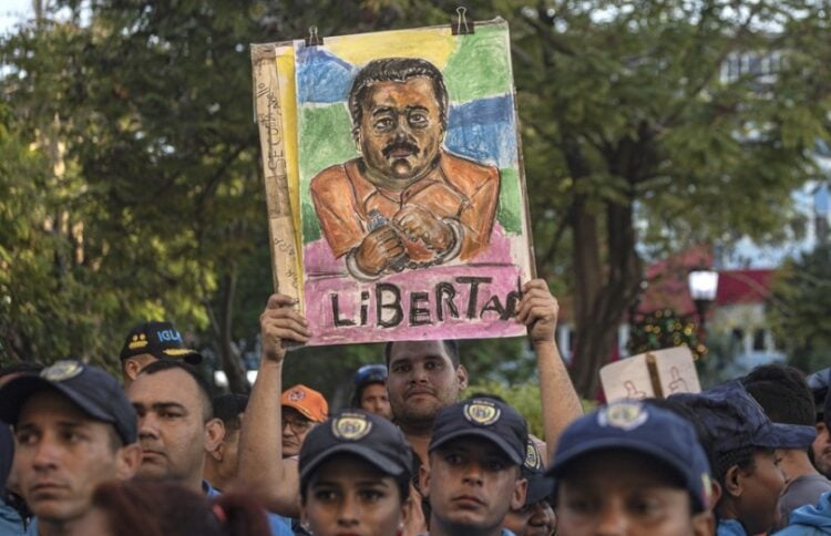 Πολίτες στο Μαρακαΐμπο της Βενεζουέλας διαδηλώνουν για την απελευθέρωση του Νικολάς Μαδούρο μετά τη σύλληψή του από τις ΗΠΑ (φωτ.: EPA/Henry Chirinos)