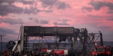 Πυροσβεστικά οχήματα στα συντρίμμια του εργοστασίου (φωτ.: EUROKINISSI/Θανάσης Καλλιάρας)