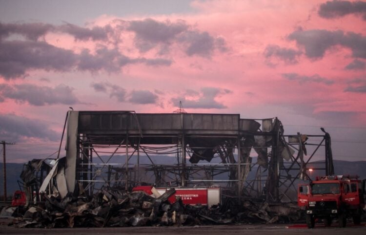 Πυροσβεστικά οχήματα στα συντρίμμια του εργοστασίου (φωτ.: EUROKINISSI/Θανάσης Καλλιάρας)