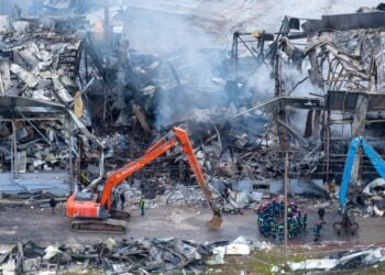 Πυροσβεστικό κλιμάκιο ερευνά το σημείο της έκρηξης (φωτ.: EUROKINISSI/Θανάσης Καλλιάρας)