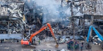 Πυροσβεστικό κλιμάκιο ερευνά το σημείο της έκρηξης (φωτ.: EUROKINISSI/Θανάσης Καλλιάρας)