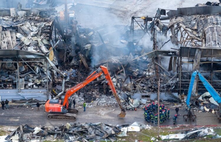 Πυροσβεστικό κλιμάκιο ερευνά το σημείο της έκρηξης (φωτ.: EUROKINISSI/Θανάσης Καλλιάρας)