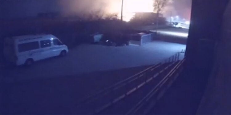 Η στιγμή της έκρηξης όπως καταγράφηκε από κάμερα ασφαλείας (πηγή: glomex.com)