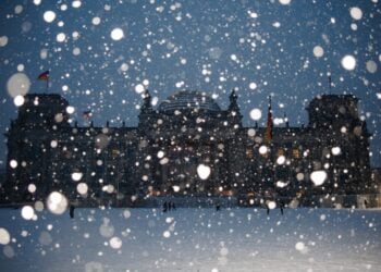 Έντονη χιονόπτωση μπροστά από την έδρα της γερμανικής κυβέρνησης, στο Βερολίνο (φωτ.: EPA/Clemens Bilan)