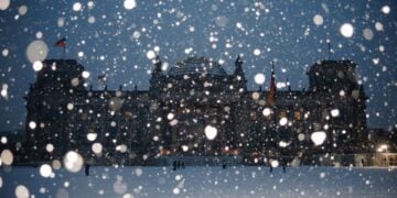 Έντονη χιονόπτωση μπροστά από την έδρα της γερμανικής κυβέρνησης, στο Βερολίνο (φωτ.: EPA/Clemens Bilan)