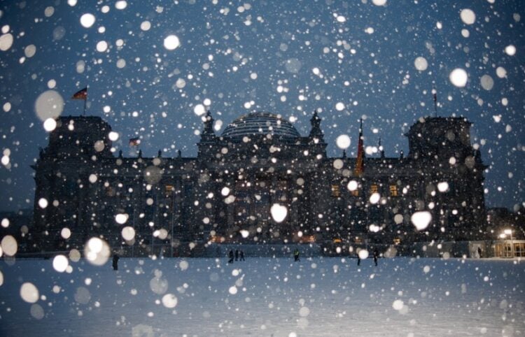 Έντονη χιονόπτωση μπροστά από την έδρα της γερμανικής κυβέρνησης, στο Βερολίνο (φωτ.: EPA/Clemens Bilan)