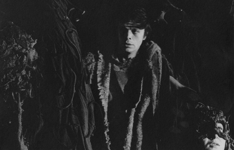 Ο Χρ. Πολίτης, Ορέστης στην παράσταση του Εθνικού «Ορέστεια: Χοηφόροι-Ευμενίδες», 1971 (φωτ.: Α. Διαμαντόπουλος, πηγή: n-t.gr)