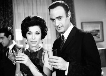 Με τον Κώστα Μπάρκουλη, σε σκηνή από ταινία του αθάνατου ελληνικού κινηματογράφου (πηγή: finosfilm.com)