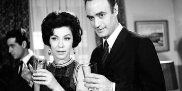 Με τον Κώστα Μπάρκουλη, σε σκηνή από ταινία του αθάνατου ελληνικού κινηματογράφου (πηγή: finosfilm.com)