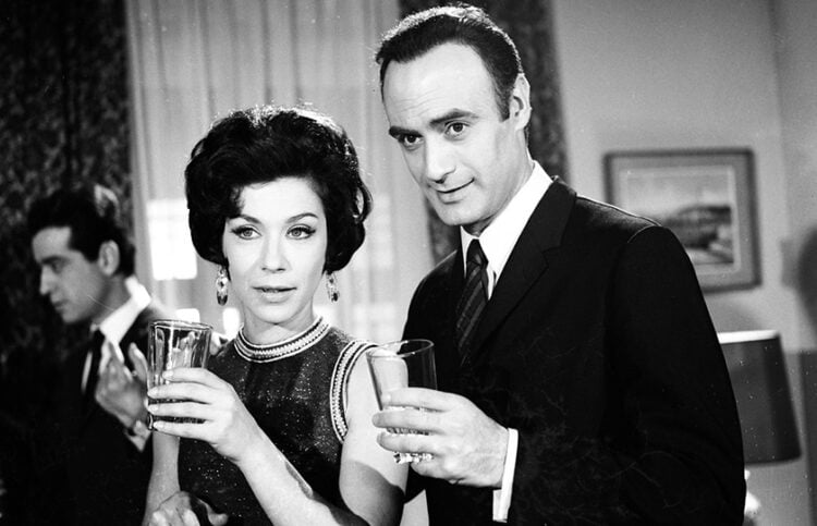 Με τον Κώστα Μπάρκουλη, σε σκηνή από ταινία του αθάνατου ελληνικού κινηματογράφου (πηγή: finosfilm.com)