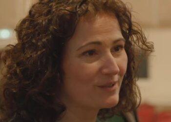 Η Αγγελική Στόγια σε στιγμιότυπο από το προεκλογικό βίντεο του Εργατικού Κόμματος Βρετανίας (πηγή: youtube.com/ @labourparty)