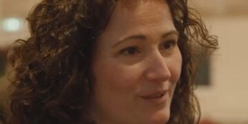 Η Αγγελική Στόγια σε στιγμιότυπο από το προεκλογικό βίντεο του Εργατικού Κόμματος Βρετανίας (πηγή: youtube.com/ @labourparty)