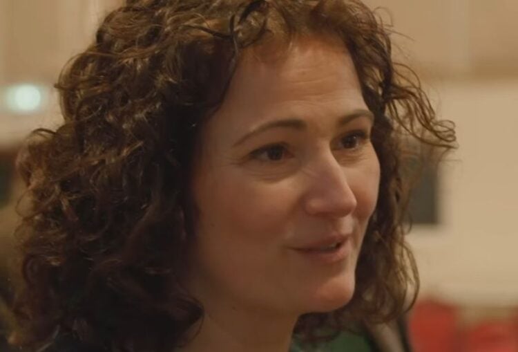 Η Αγγελική Στόγια σε στιγμιότυπο από το προεκλογικό βίντεο του Εργατικού Κόμματος Βρετανίας (πηγή: youtube.com/ @labourparty)