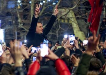 Ο Άλμπιν Κούρτι ανάμεσα σε υποστηρικτές του τον περασμένο Δεκέμβριο, μετά την ανακοίνωση του εκλογικού αποτελέσματος (φωτ.: EPA/Georgi Licovski)