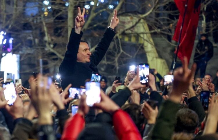 Ο Άλμπιν Κούρτι ανάμεσα σε υποστηρικτές του τον περασμένο Δεκέμβριο, μετά την ανακοίνωση του εκλογικού αποτελέσματος (φωτ.: EPA/Georgi Licovski)