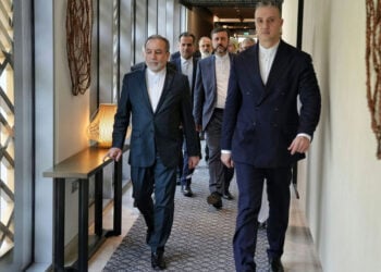 Ο Ιρανός υπουργός Εξωτερικών Αμπάς Αραγτσί [αριστερά] φτάνει στο Μουσκάτ του Ομάν για τις συνομιλίες με τις ΗΠΑ, Πέμπτη 6 Φεβρουαρίου 2026. (Φωτ.: EPA / Iranian Foreign Ministry)