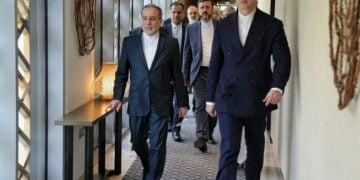 Ο Ιρανός υπουργός Εξωτερικών Αμπάς Αραγτσί [αριστερά] φτάνει στο Μουσκάτ του Ομάν για τις συνομιλίες με τις ΗΠΑ, Πέμπτη 6 Φεβρουαρίου 2026. (Φωτ.: EPA / Iranian Foreign Ministry)