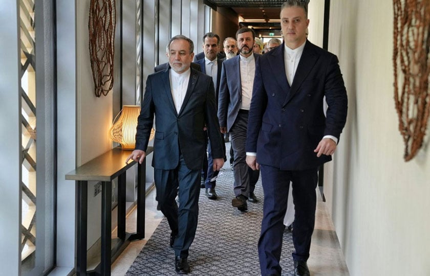 Ο Ιρανός υπουργός Εξωτερικών Αμπάς Αραγτσί [αριστερά] φτάνει στο Μουσκάτ του Ομάν για τις συνομιλίες με τις ΗΠΑ, Πέμπτη 6 Φεβρουαρίου 2026. (Φωτ.: EPA / Iranian Foreign Ministry)